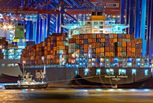 Seefrachtcontainer im Hamburger Hafen bei Nacht